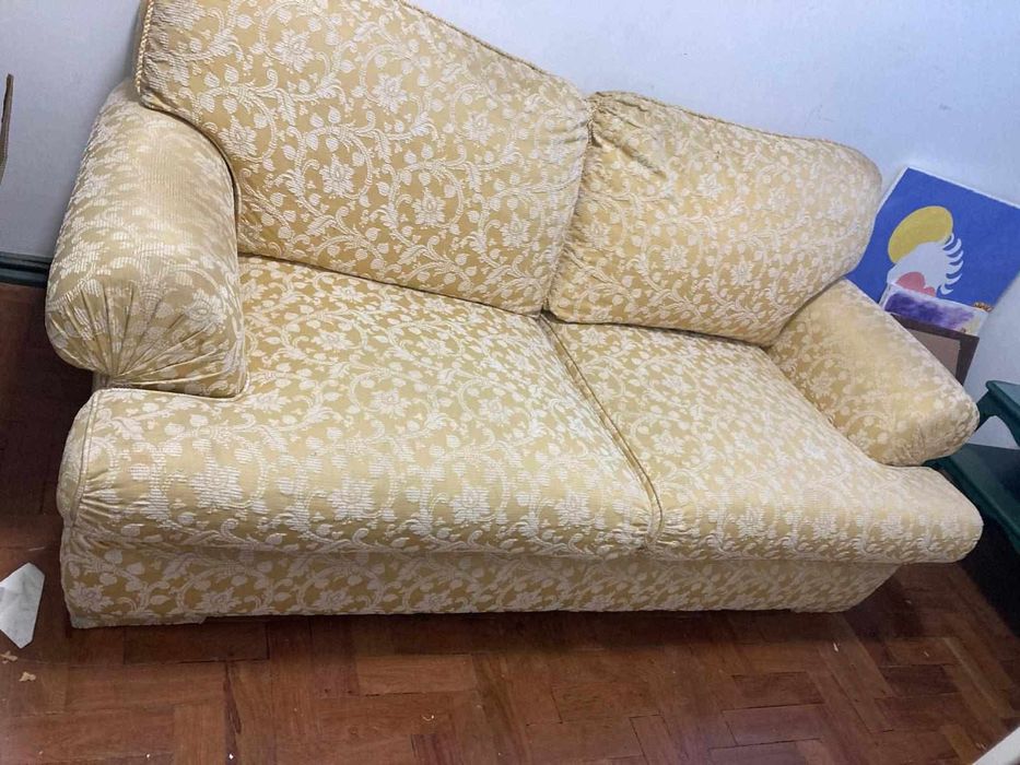 Sofá amarelo motivos florais