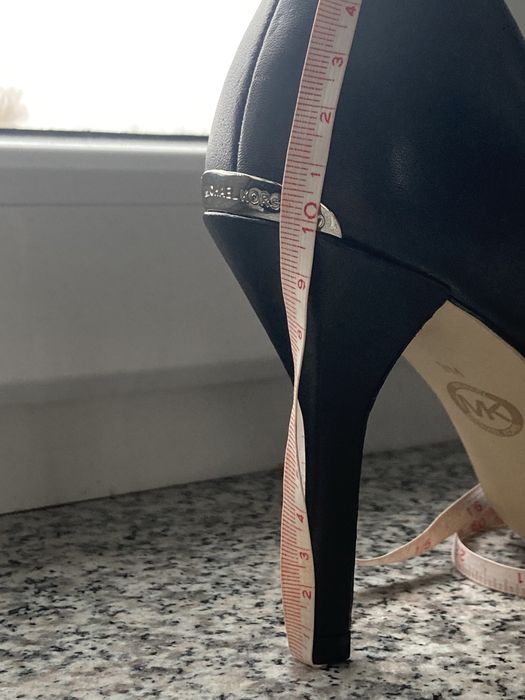Czarne szpilki Michael Kors.