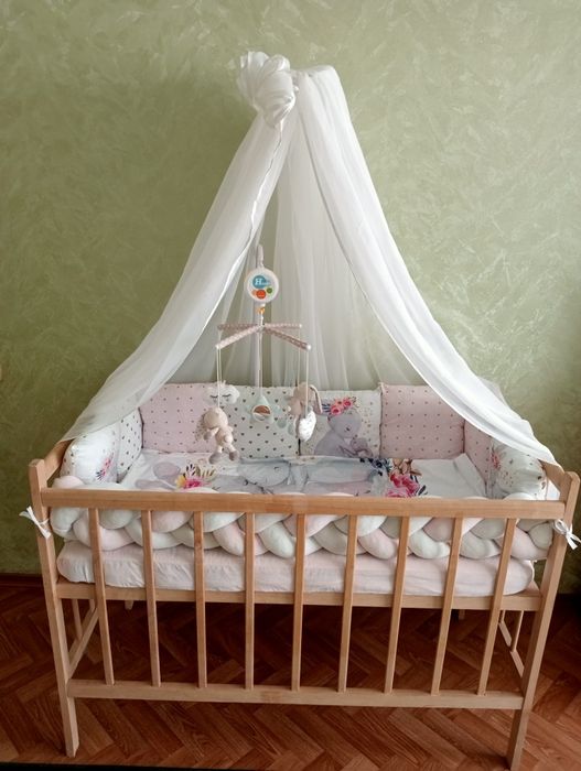 Дитяче дерев'яне ліжечко