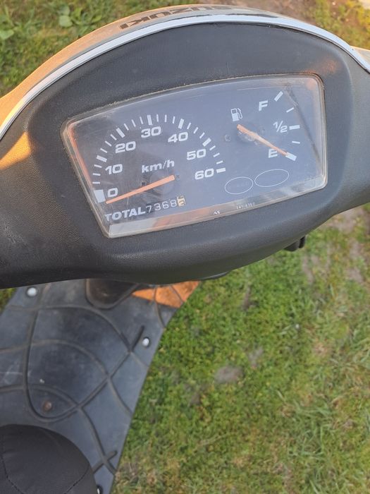 Продаєця скутер Suzuki Let's1 оснащений 65-кубів 2-тактним двигуном.