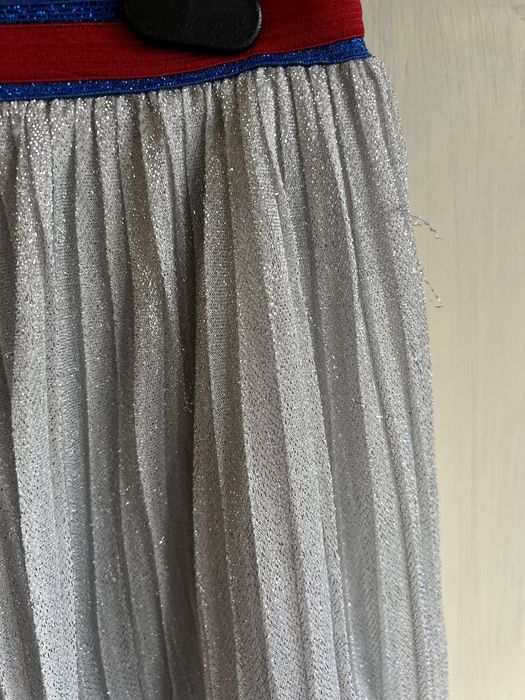 Plisowana błyszcząca spodniczka. Zara. 164