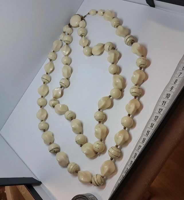 Naszyjnik imitacji kości słonia