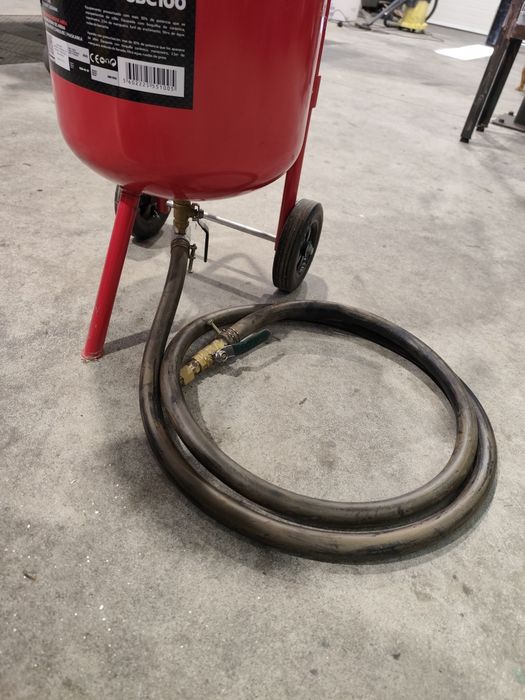 Máquina de jato de areia com depósito