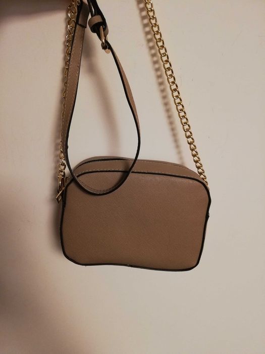 torebka Guess beżowa na łańcuszku