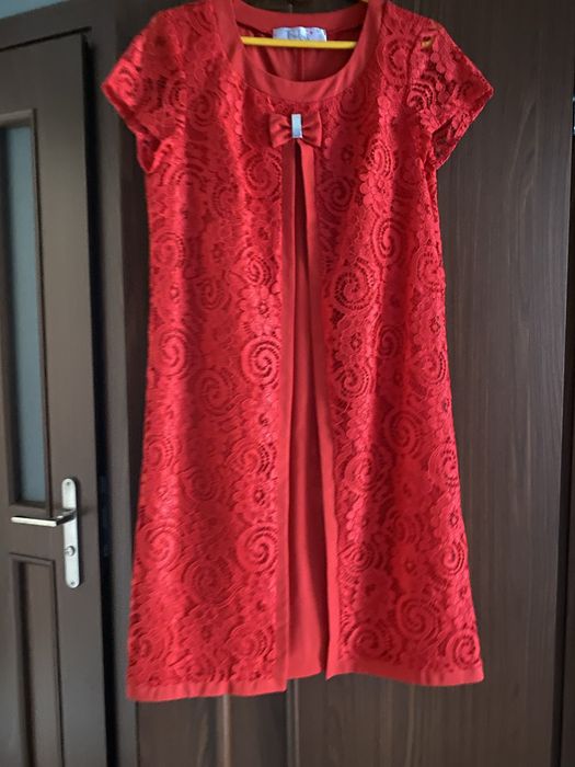 Sukienka fokus na wesele mama pana mlodego panny mlodej czerwona