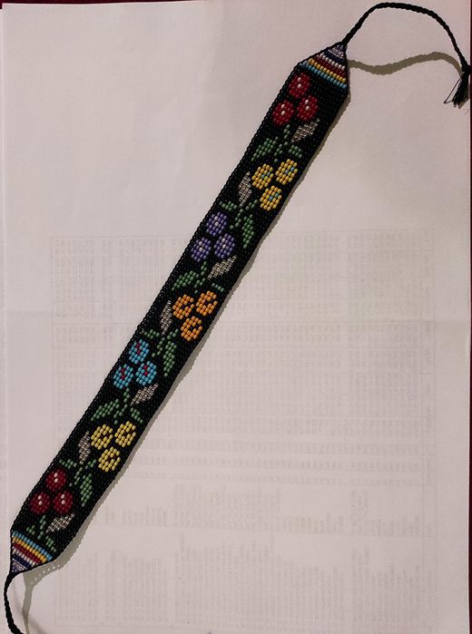 Kwiatowy damski naszyjnik wykonany z koralików handmade.