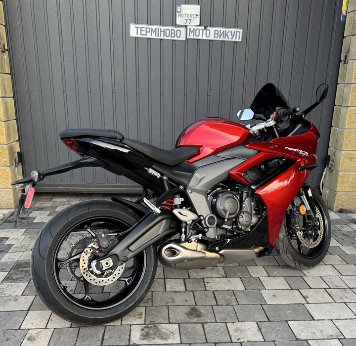 Triumph Daytona 660 доставка обмін