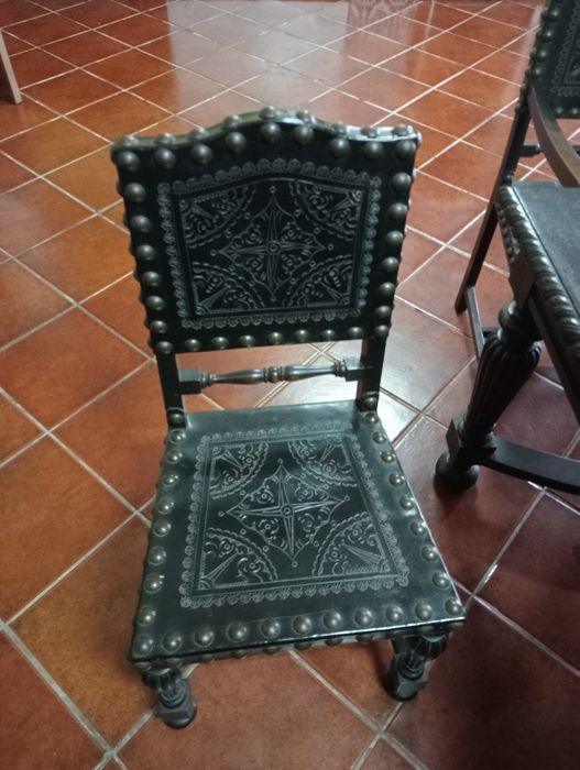 Mesa com 2 cadeirões e 6 cadeiras Vintage