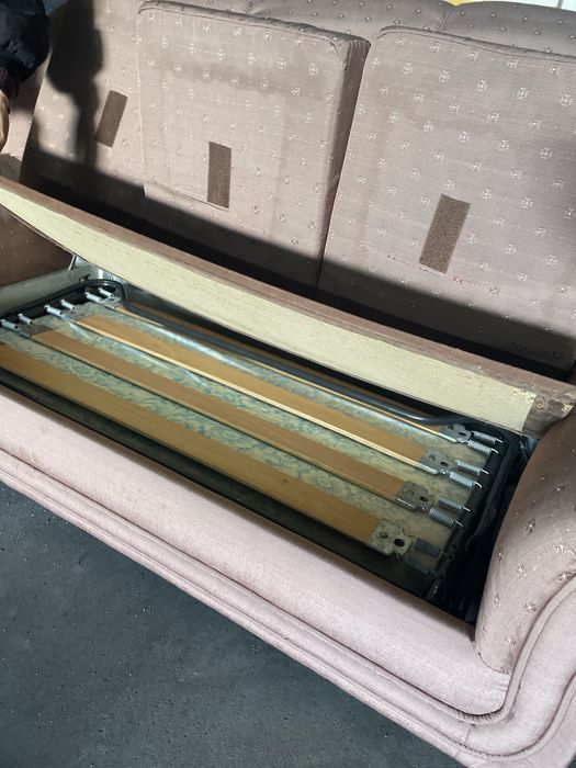 Sofá cama com três lugares.