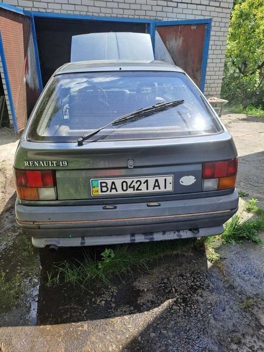 Авто Renault 19  1989р випуску