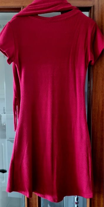 Vestido vermelho em malha, com cachecol. S/M