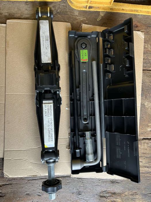 Домкрат мерседес спрінтер А910 комплект з ключами