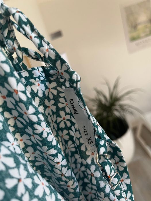 niebieska sukienka w kwiaty z wiązaniem XS