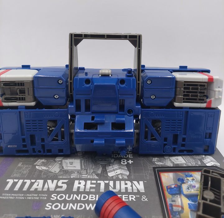 Transformers Titans Return Leader Class Soundwave