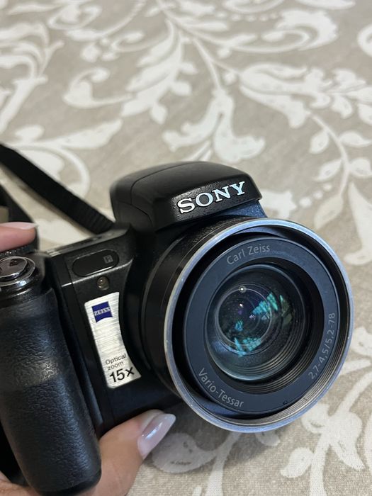Sony Cyber-shot com zoom ótico de 15x e objetiva Carl Zeiss Vario-Tessar