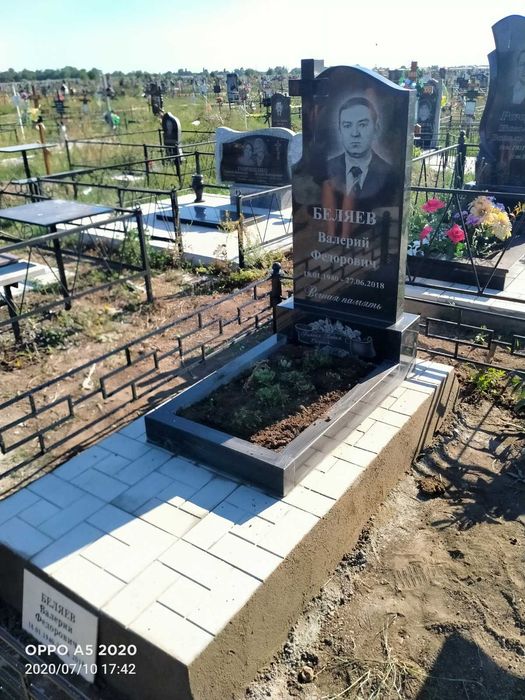 Уборка могил.Покраска оград.Памятники.