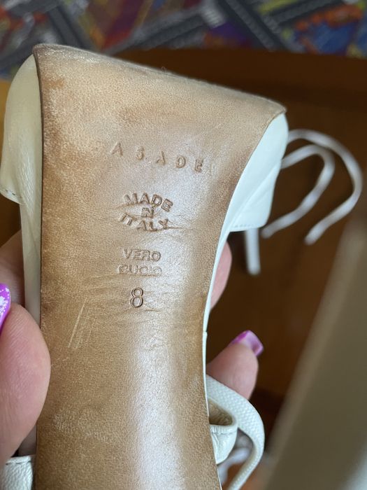 Босоножки белые женские.