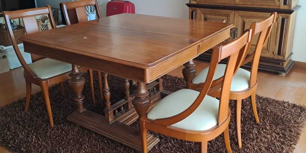 Sala de Jantar Completa em Madeira Maciça | Mesa Extensível + 4 Cadeiras + Cristaleira + Aparador