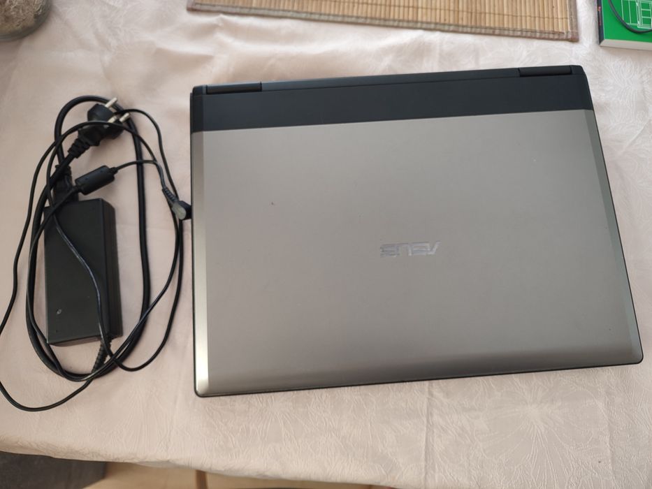 Laptop Asus F7E, ekran  17 cali, na części