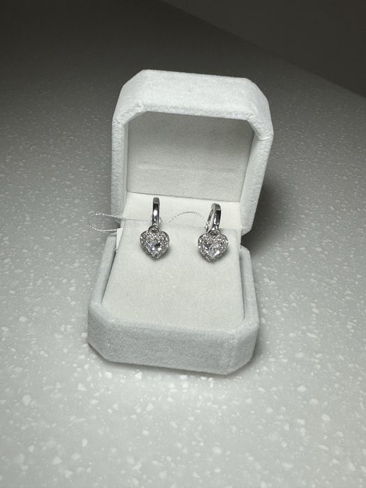 Нові срібні сережки в упаковці з біркою