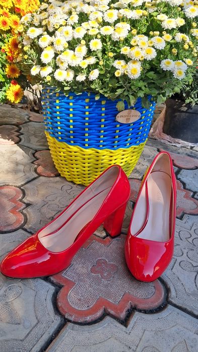 Червоні туфлі на підборах