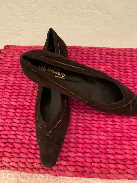 Sapatos camurça castanhos