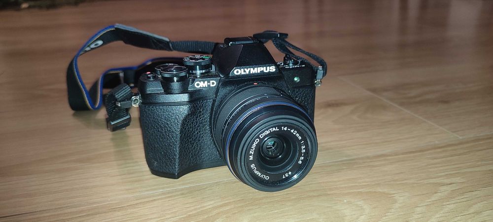 Aparat bezlusterkowiec Olympus OM-D E-M10 III z obiektgywem 14-42mm