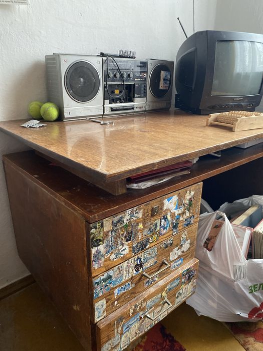 Продам  різні меблі. Шафа, тумби прикроватні, трюмо