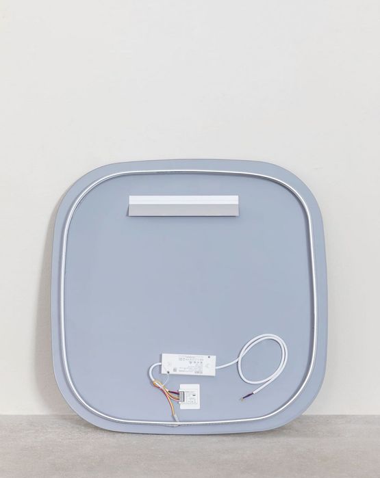 Kwadratowe lustro łazienkowe z oświetleniem LED i powłoką (75x75)