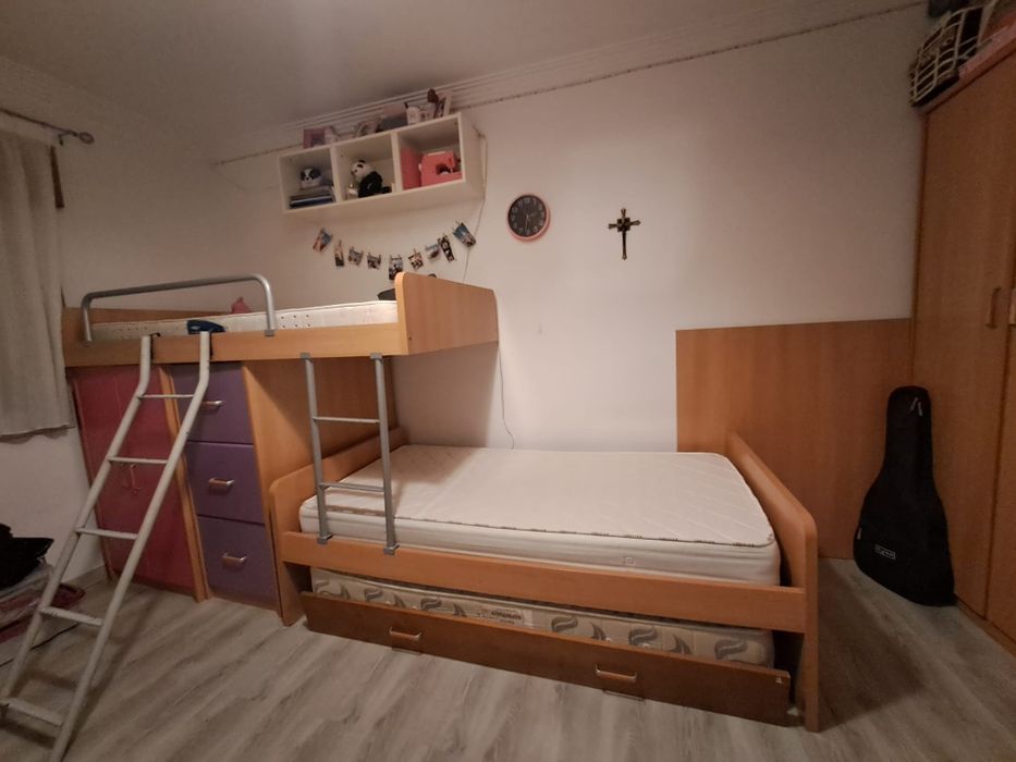Conjunto três camas c/ colchão + móvel arrumação: 550€ 

Camas individ