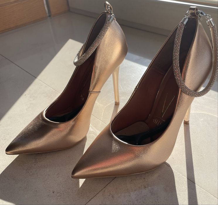 Sapatos altos dourado Vizzano
