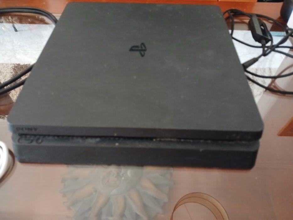 Playstation 4 com 10 jogos e 2 comandos