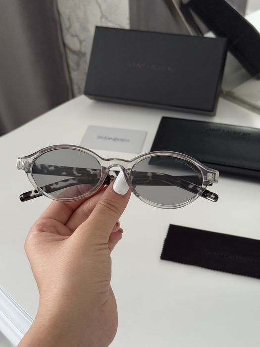 Солнцезащитные очки Saint Laurent тренд 2025 полный комплект