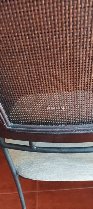 Cadeiras de ferro e madeira.