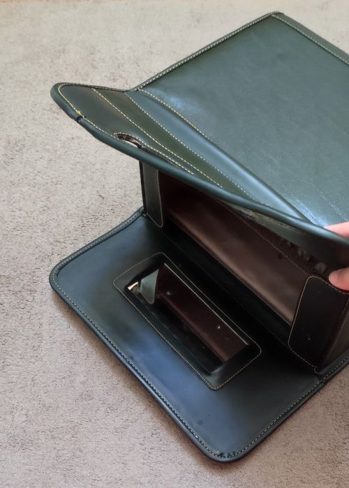 Maleta em pele em bom estado