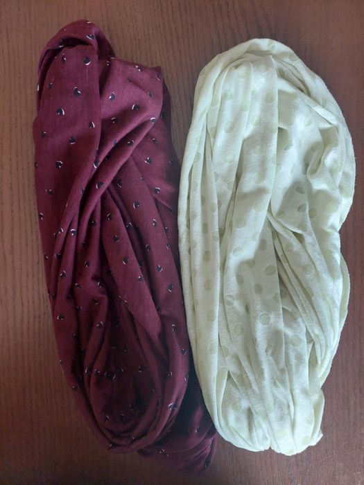 dwa kominy bordowy i jasnożółty