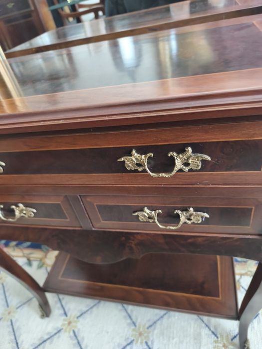 Móvel com embutidos em bronze em estado novo