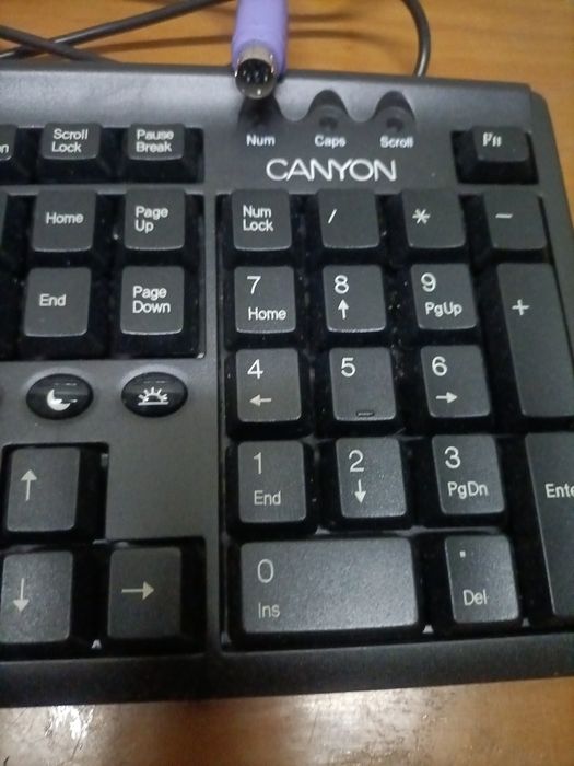 Teclado em bom estado, como novo a  funcionar perfeitamente...