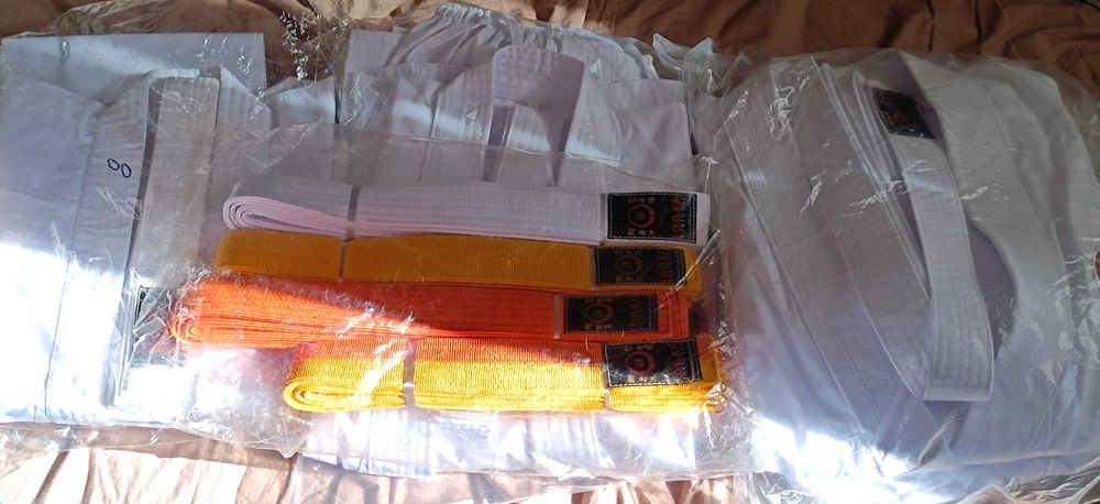3 Fatos ou Kimonos e 7 Cintos Novos para Artes Marciais