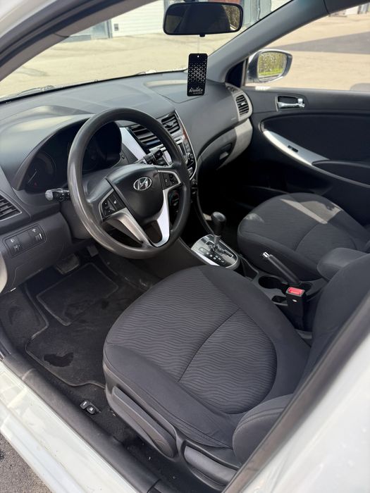 Hyundai accent 2012
