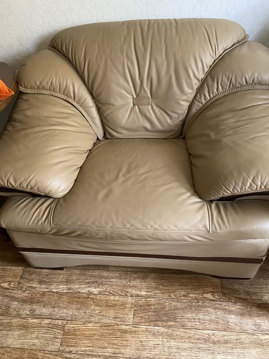 Кожанный диван и два кресла