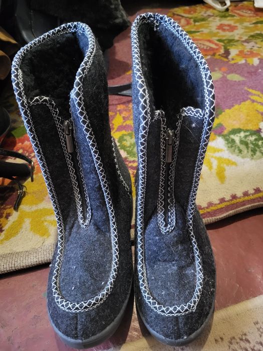 Продам дві пари валянок