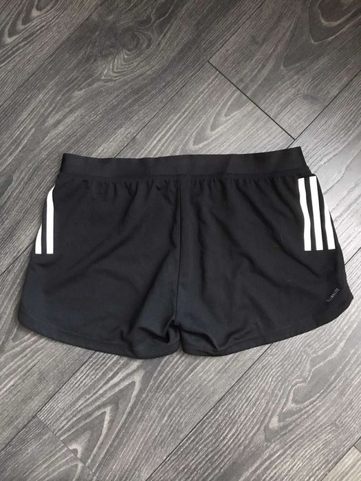 Оригінальні спортивні шорти adidas