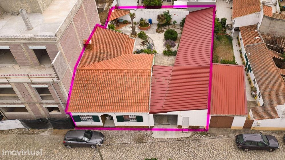 Linda Moradia T2 com Jardim e garagem a poucos kms de Martinho do Port