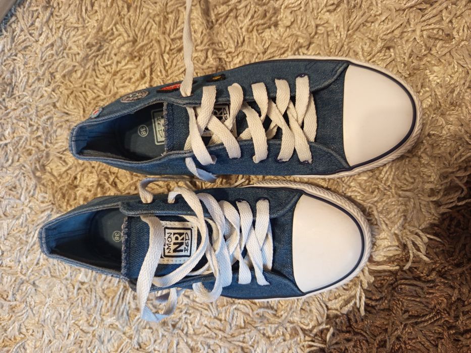 Granatowe trampki z naszywkami