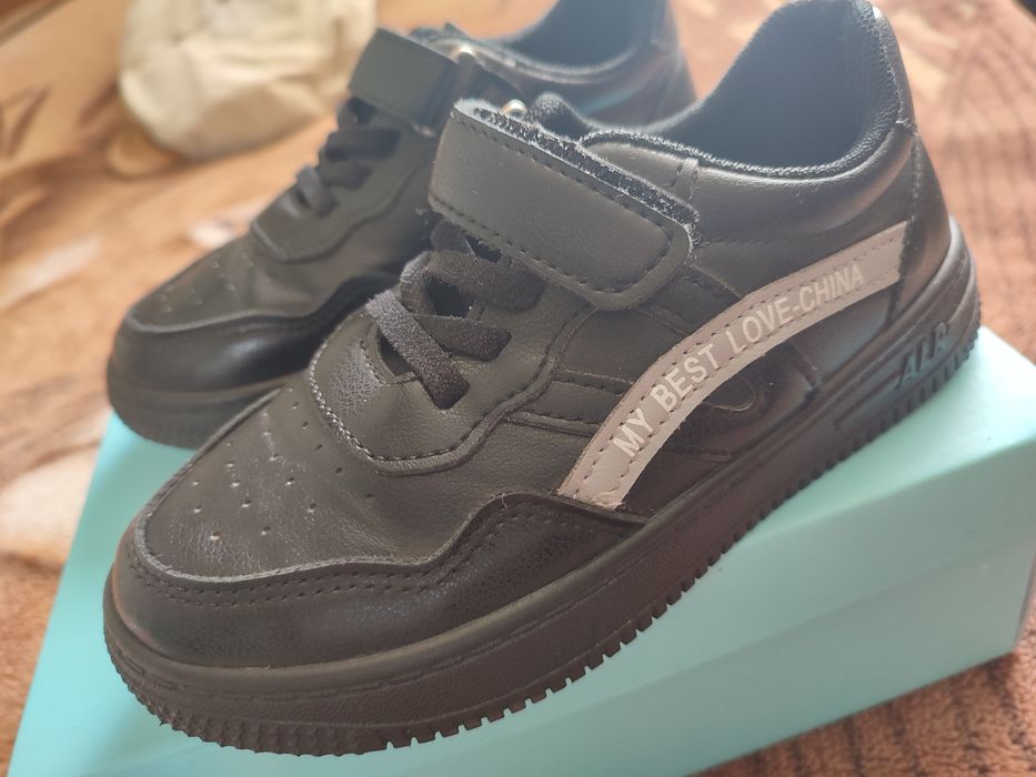 Кросівки, туфлі.