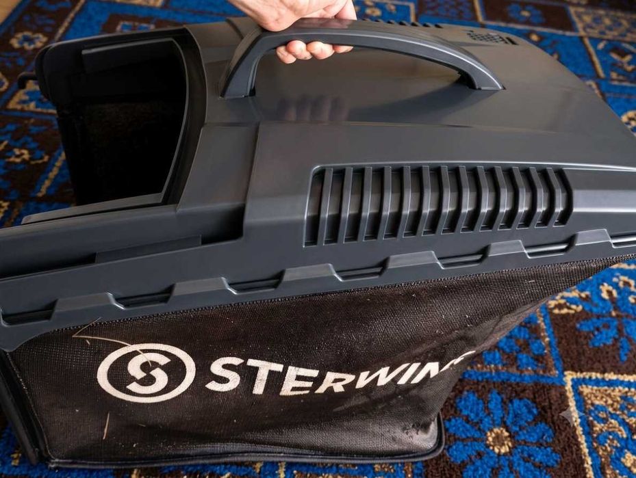 Kosz do kosiarki spalinowej Sterwins o wymiarach 51 cm, model DYM1560AQ, o pojemności 60 l.