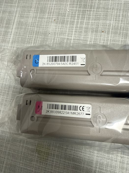 Cartuchos de toner  OKI selados ciano e magenta