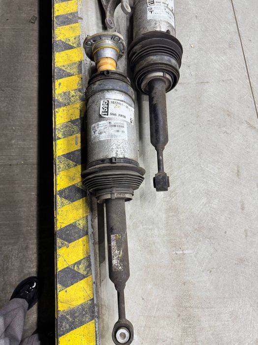 Пневмобалони Tesla Model X. Пневмостойки Tesla Model X. Під відновленя