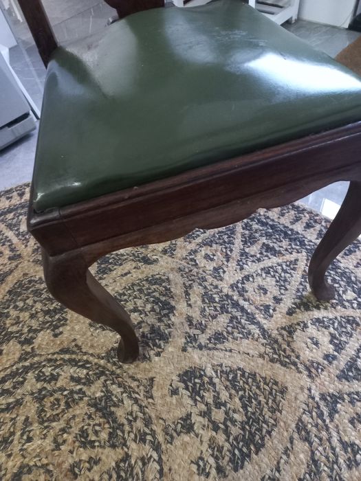 Cadeira antiga, linda num hall, escritorio, quarto.Tampo em pele verde